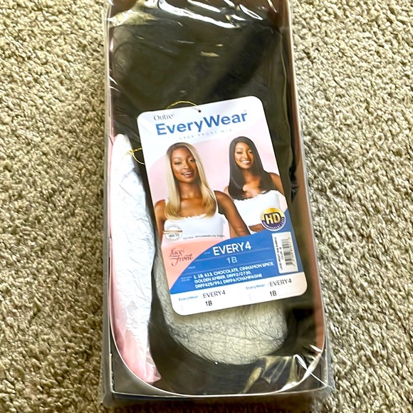 Outre Every Wear Lace Wig - Every 4 - Color 1B - Picture 4 of 4